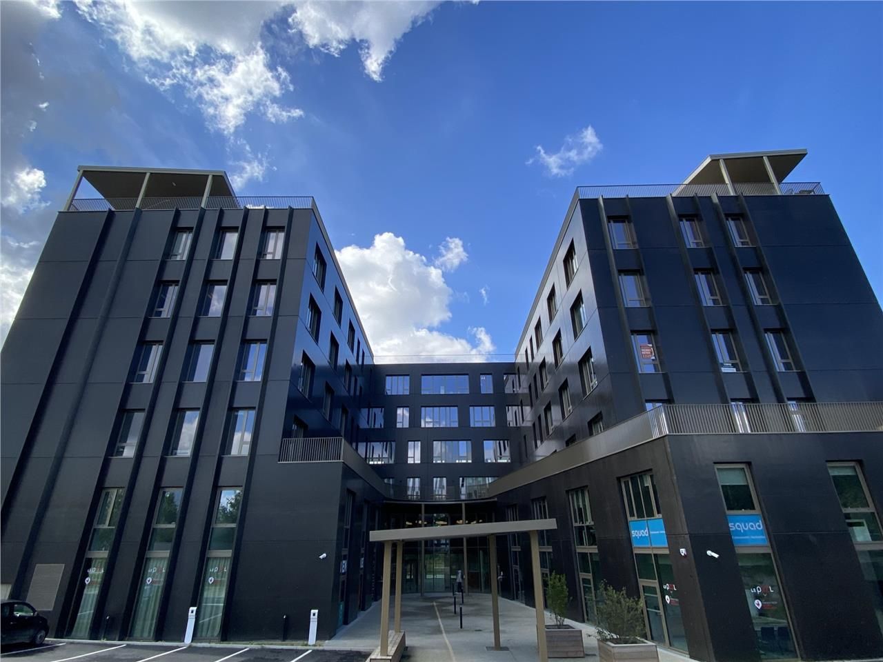 Idéalement situé au coeur de la zone des Champs B