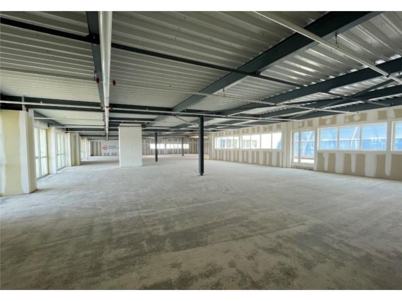 Idéalement situé au coeur du Pôle commercial de R