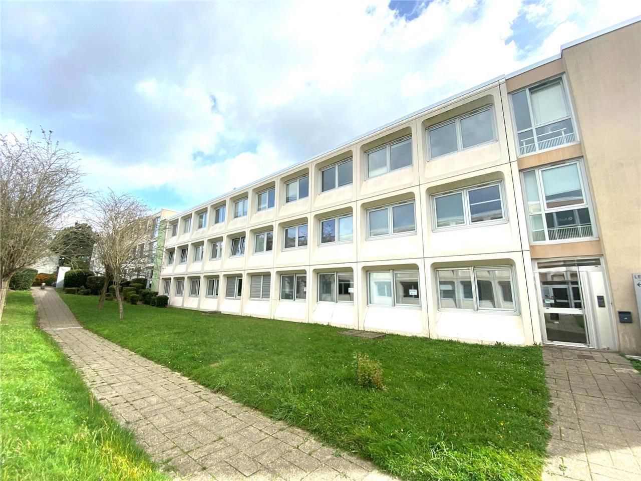 Idéalement situé au pied du métro, bénéficiant d'
