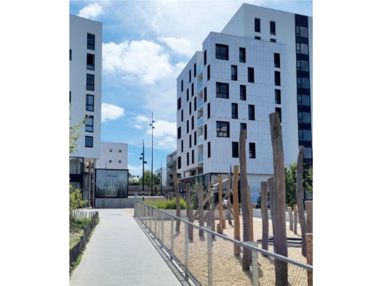 Situé à Rennes avec un accès direct à la rocade, 