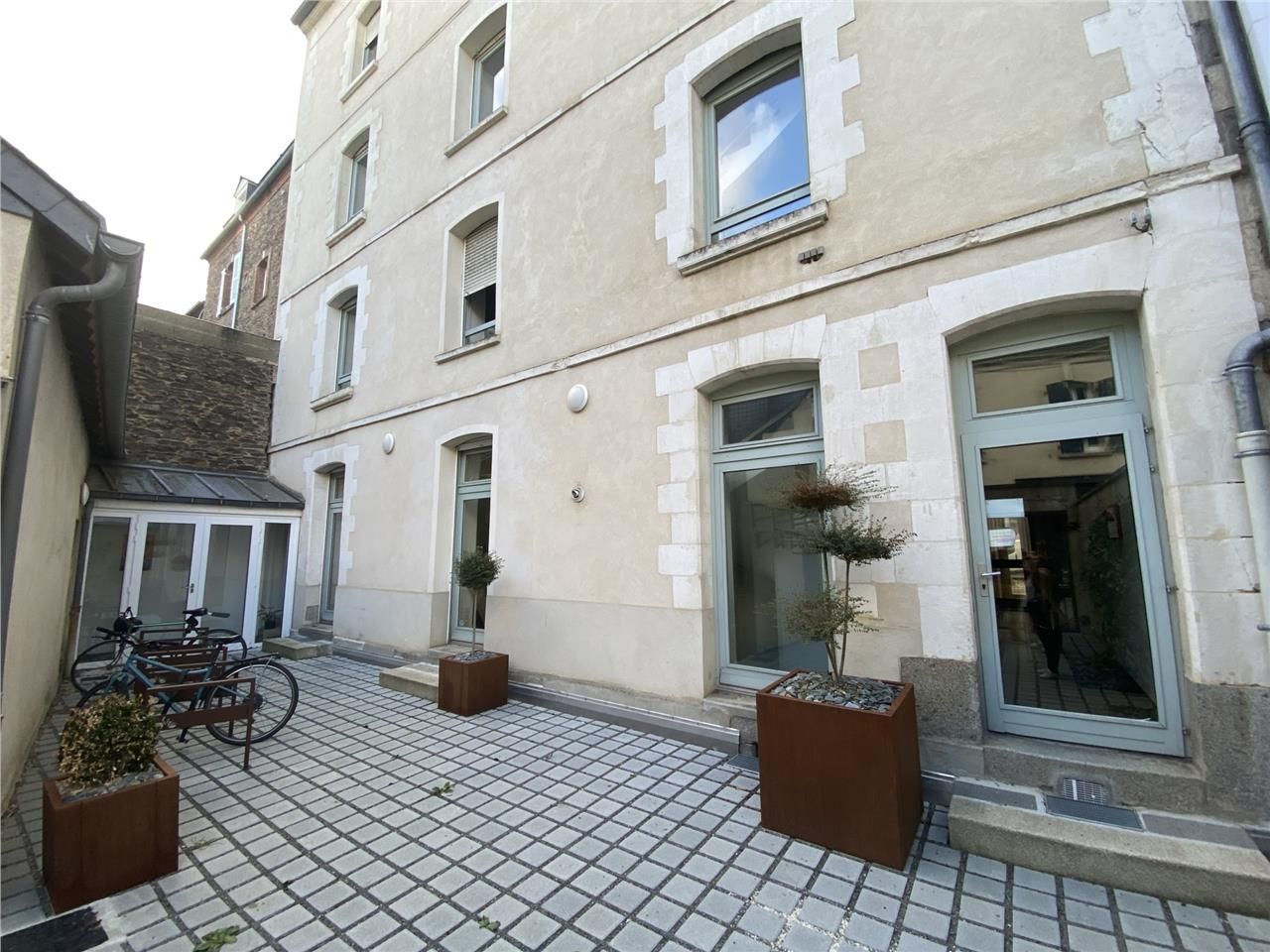 Idéalement situé au pied de la Gare SNCF, bénéfic