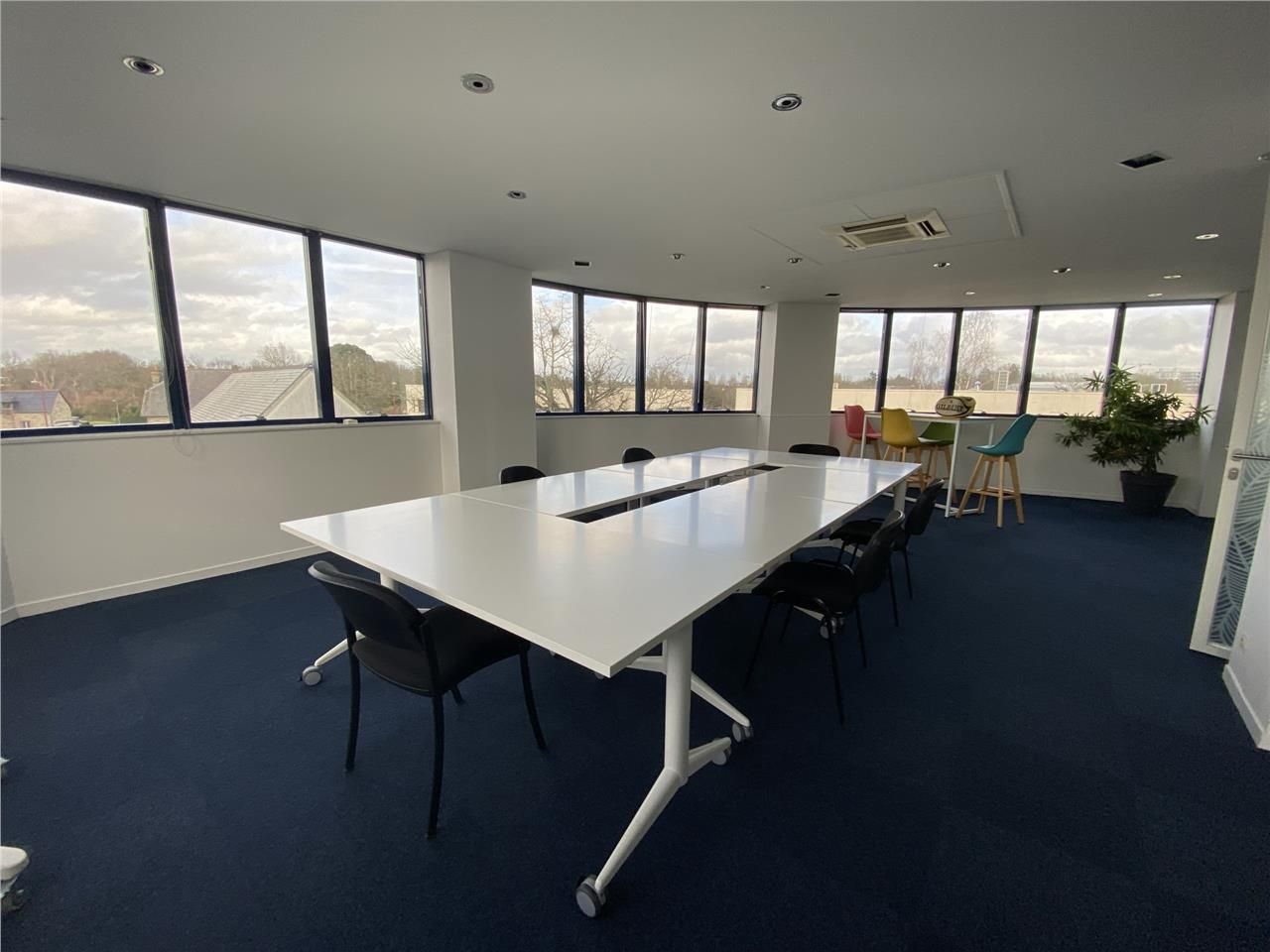 Situé au coeur d'une zone tertiaire identifiée, b