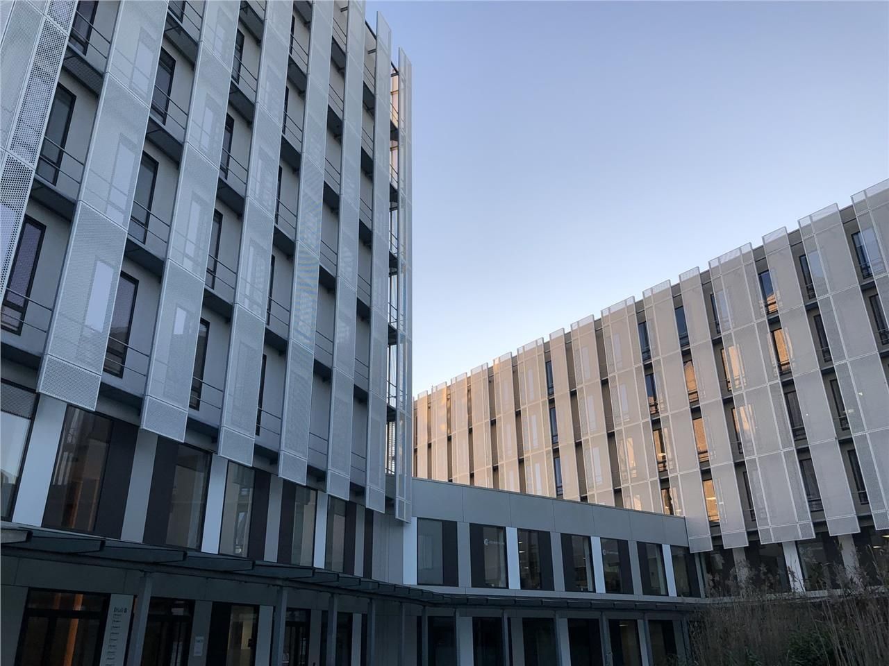 Dans un immeuble de bureaux récent dénommé CAP CO