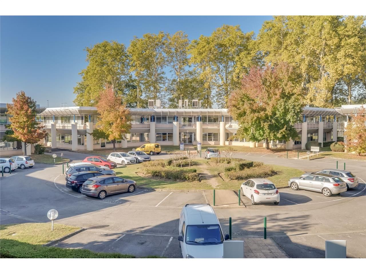 Bureaux à louer dans un ensemble arboré situé sur