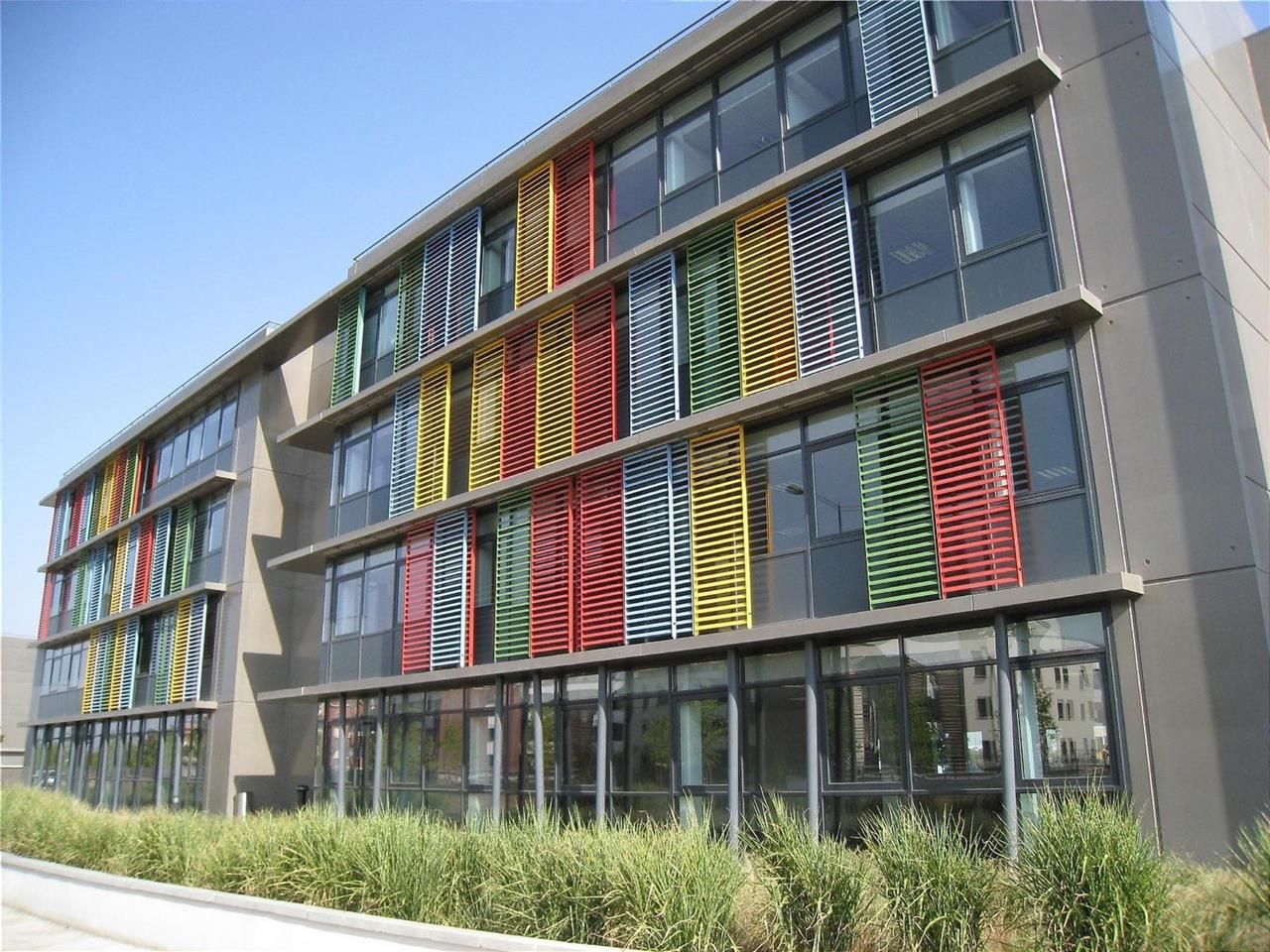 Bureaux à louer dans un ensemble comprenant 2 bât