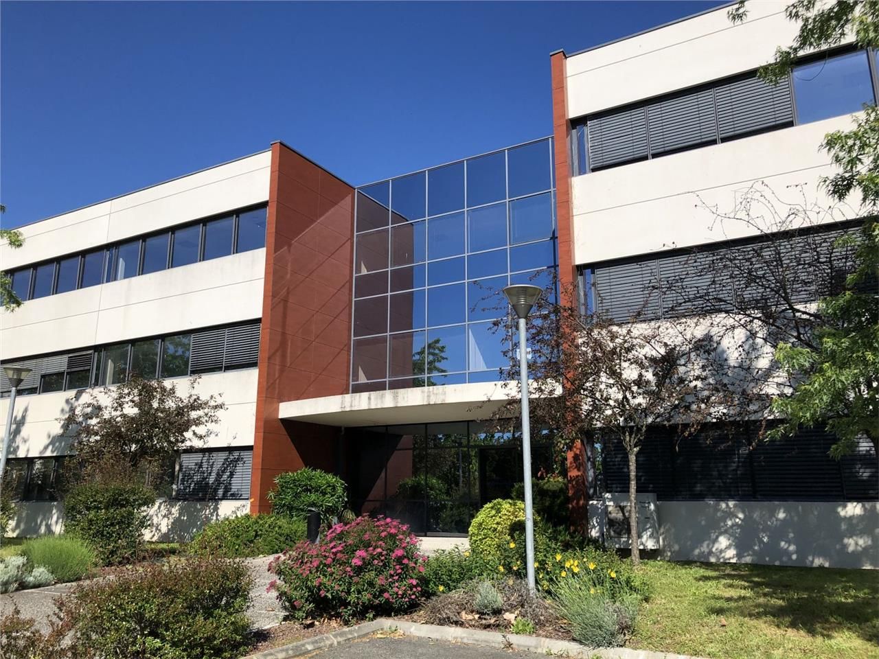 Bureaux à louer dans un immeuble en R+2 à proximi