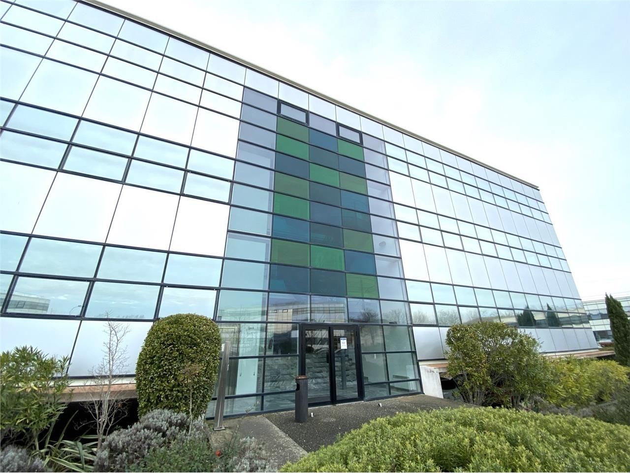 Bureaux à louer dans un immeuble de 1800 m² en R+