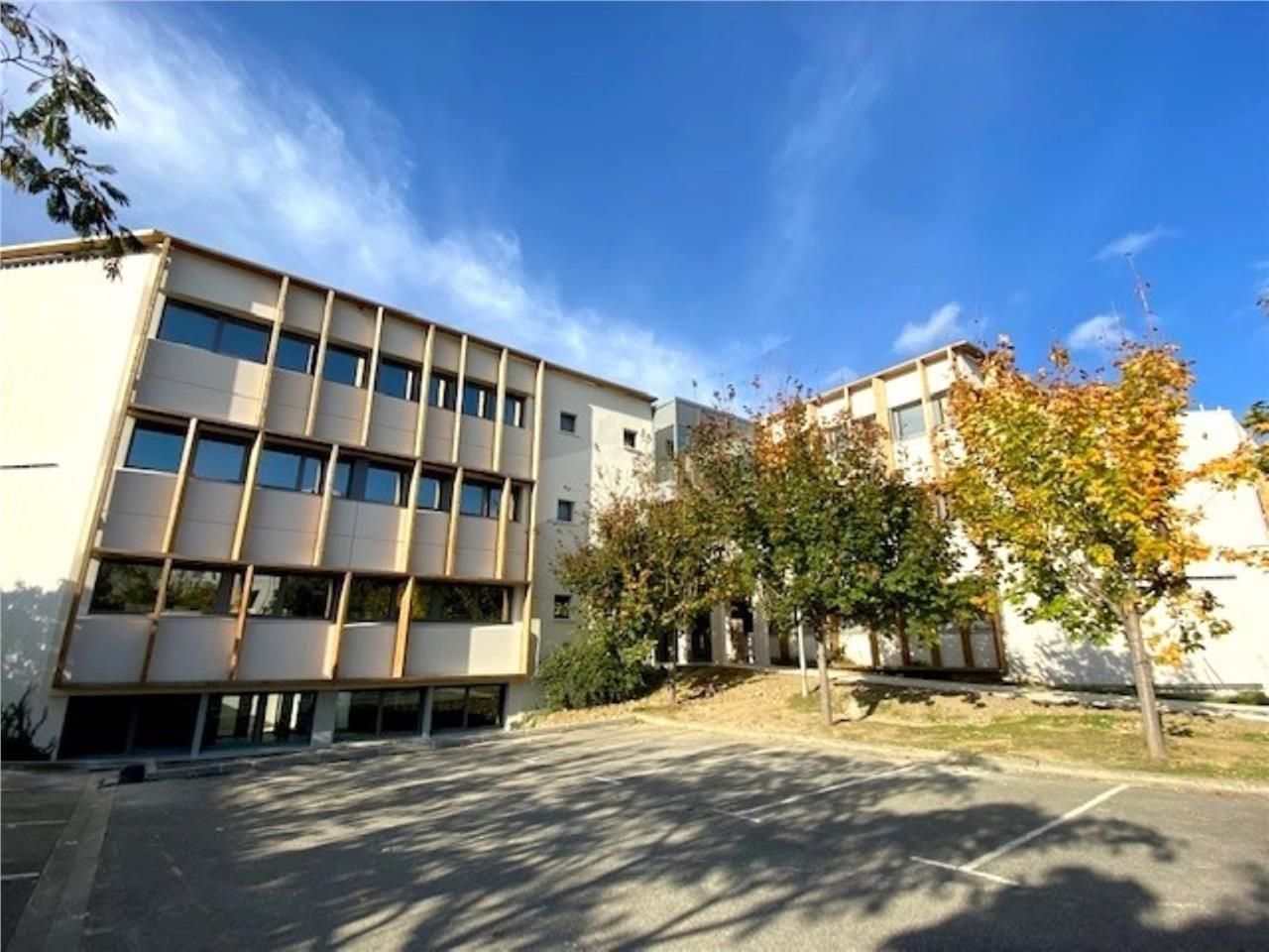 Immeuble indépendant à vendre ou à louer, au coeu