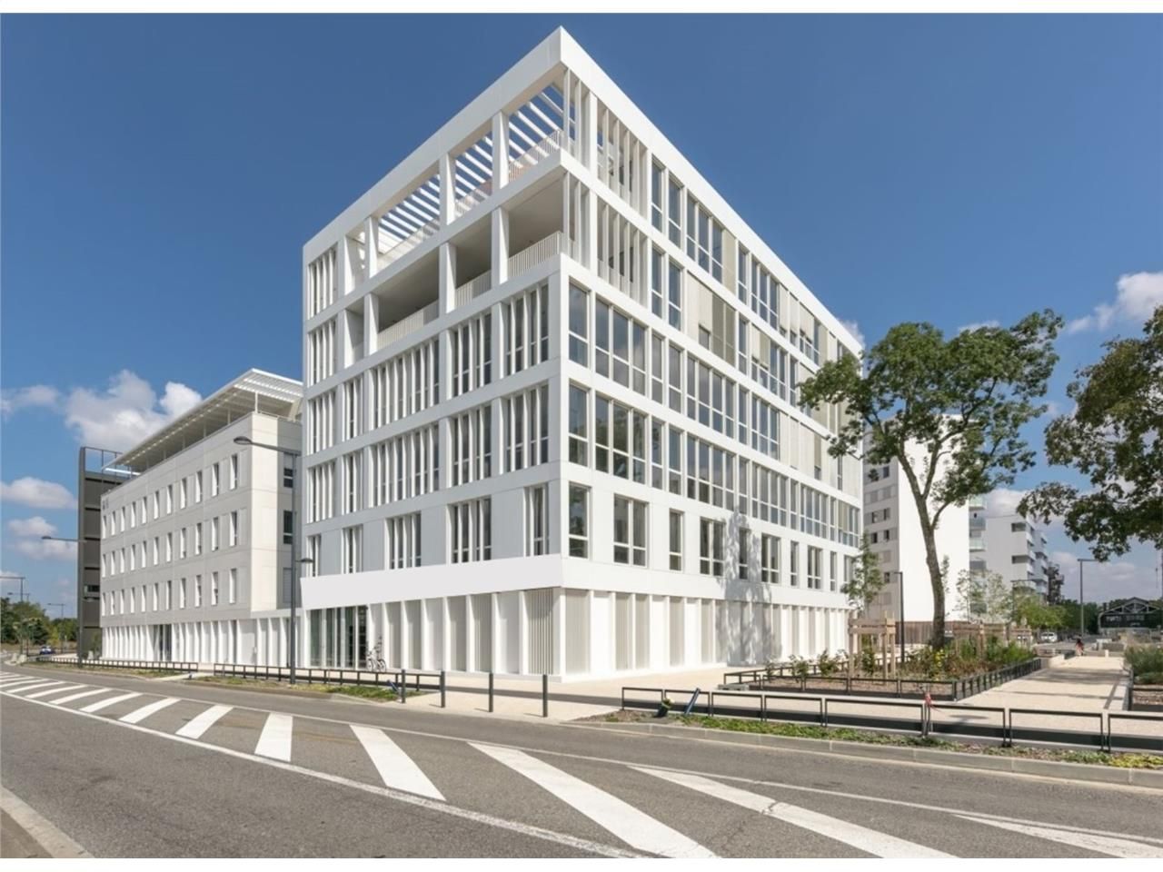 Bureaux à louer  dans un immeuble récent de 2 988