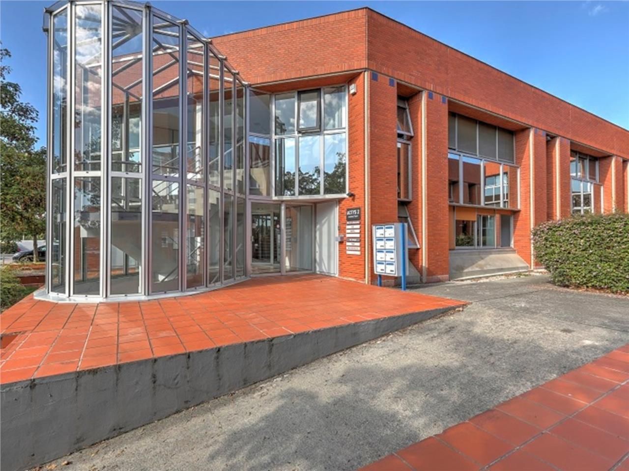 Bureaux rénovés à louer dans un immeuble en R+1 s