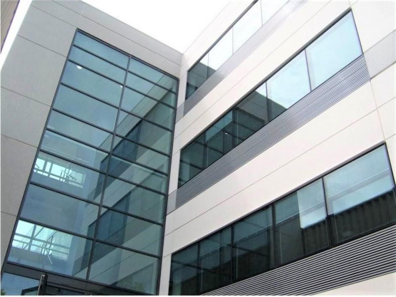 Bureaux rénovés à louer, à proximité immédiate de