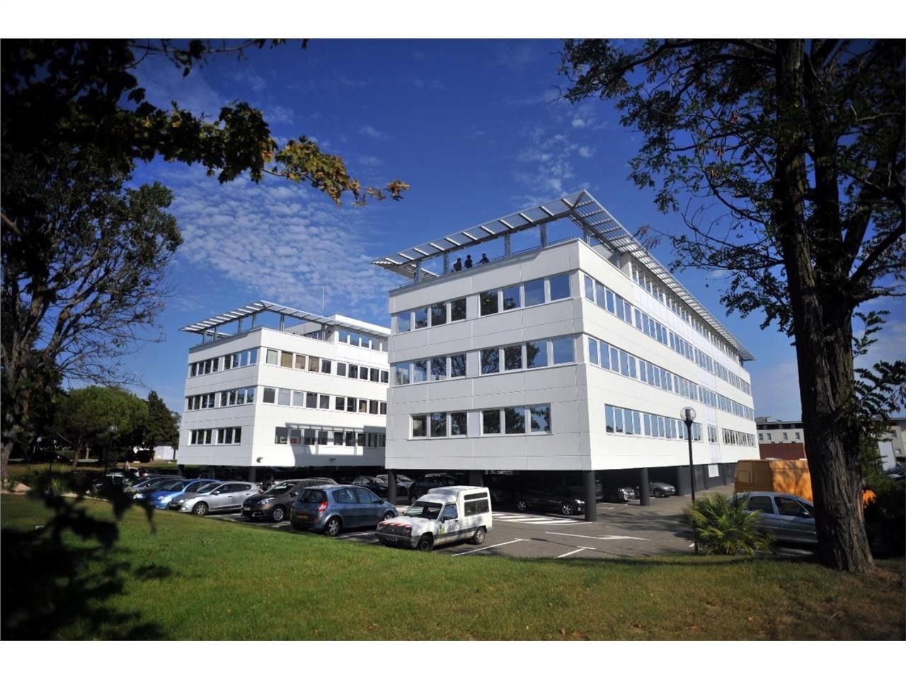 Bureaux à louer dans un immeuble de 5 000 m², à p