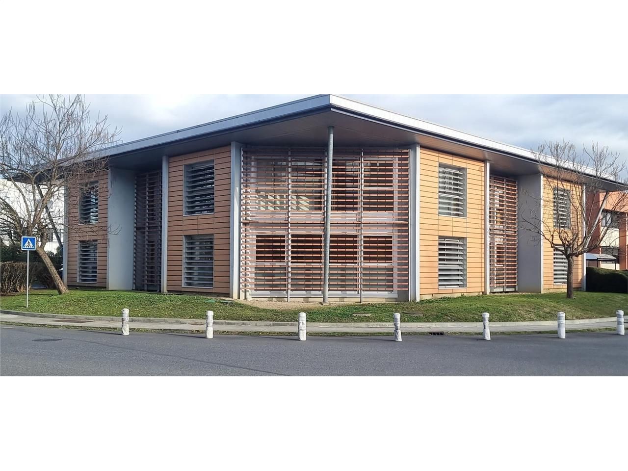 Bureaux à louer dans un immeuble récent de 964 m²