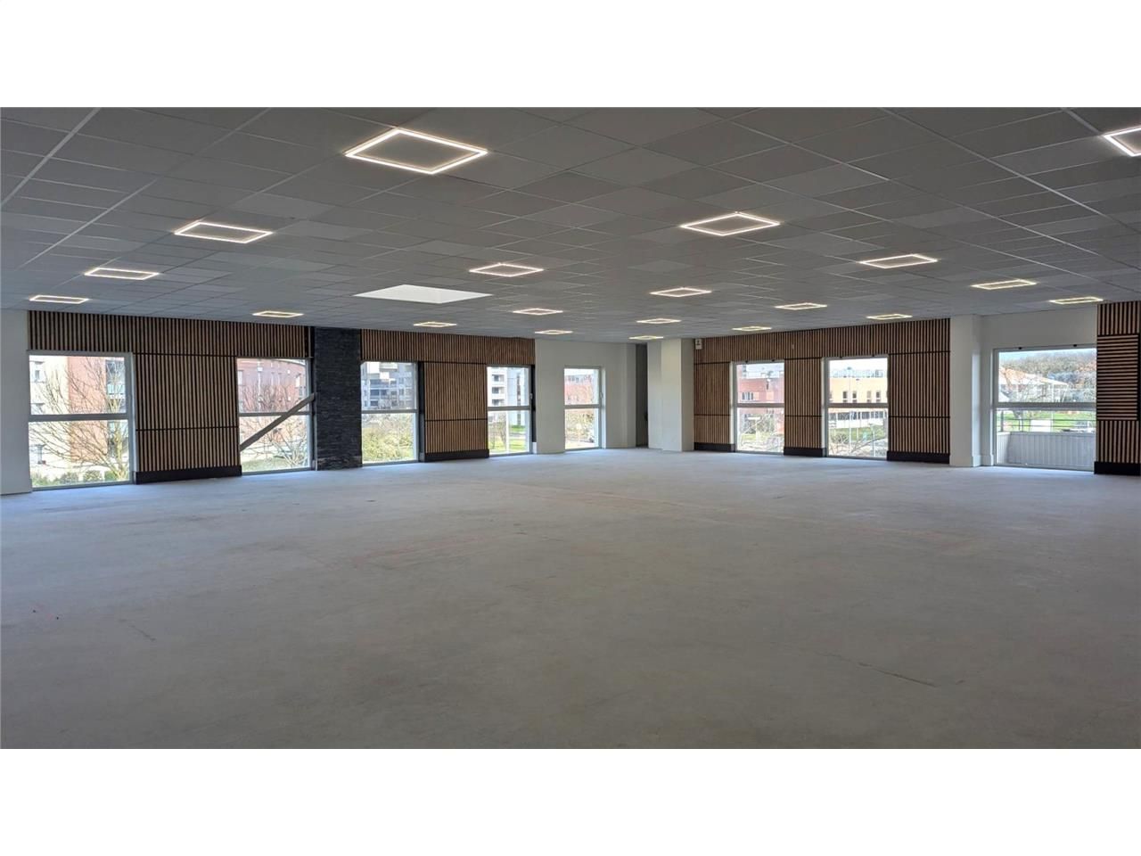 Local à louer en étage d'un centre commercial de 