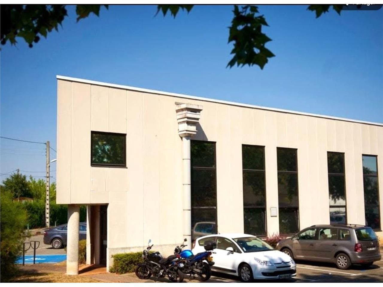 A louer, dans la Zone Industrielle de Thibaud, su