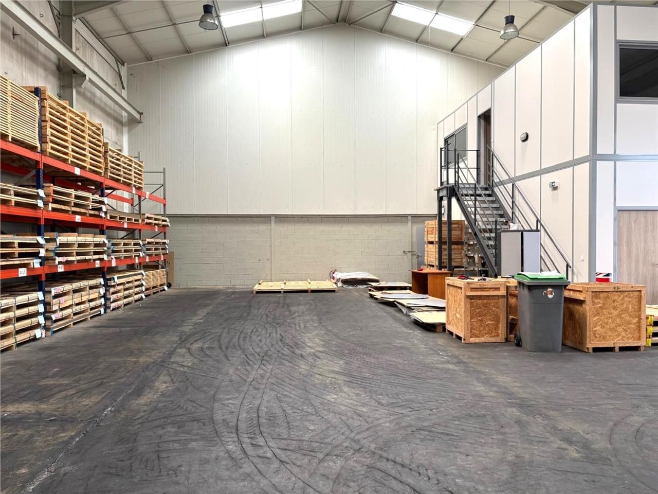 Locaux d'activité avec bureaux à louer dans un bâ