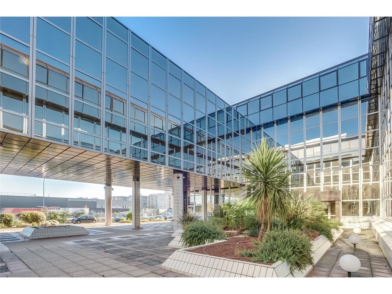 Bureaux à louer, dans un immeuble en R+4 en bordu