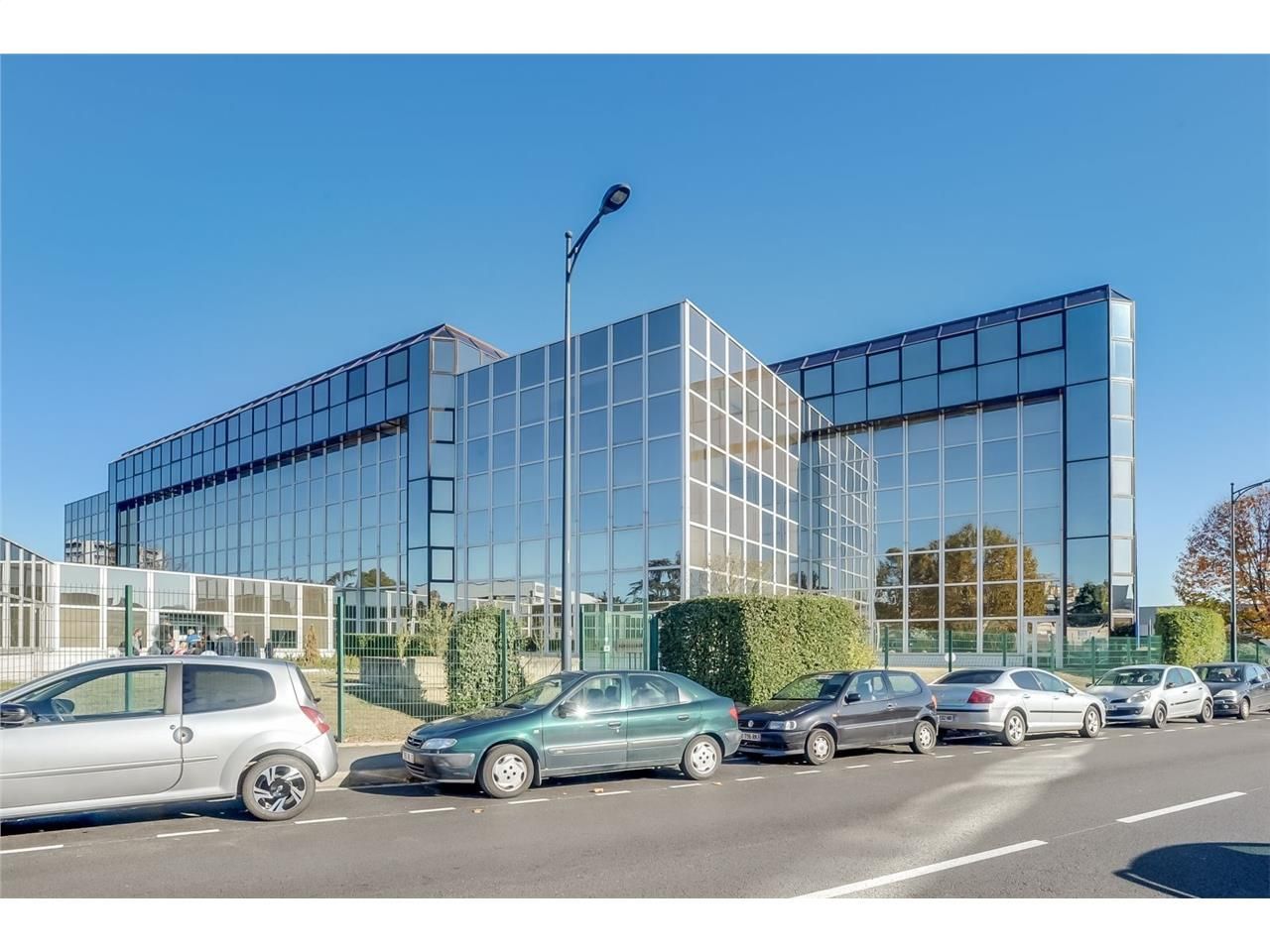 Bureaux à louer, dans un immeuble en R+4 en bordu