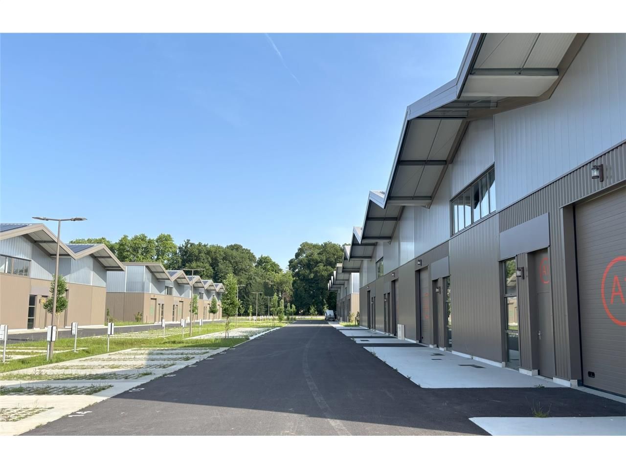 A louer, programme d'activité neuf composé de 18 