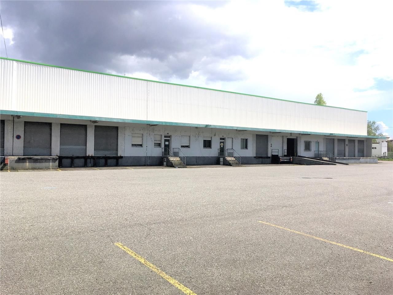 A louer bâtiment indépendant à quais sur terrain