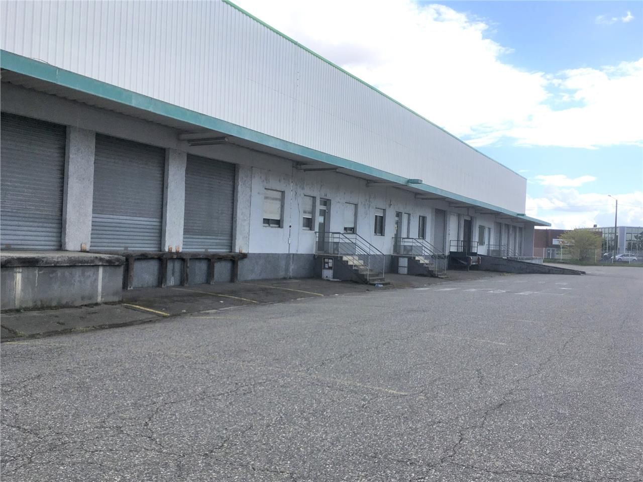 A louer bâtiment indépendant à quais sur terrain