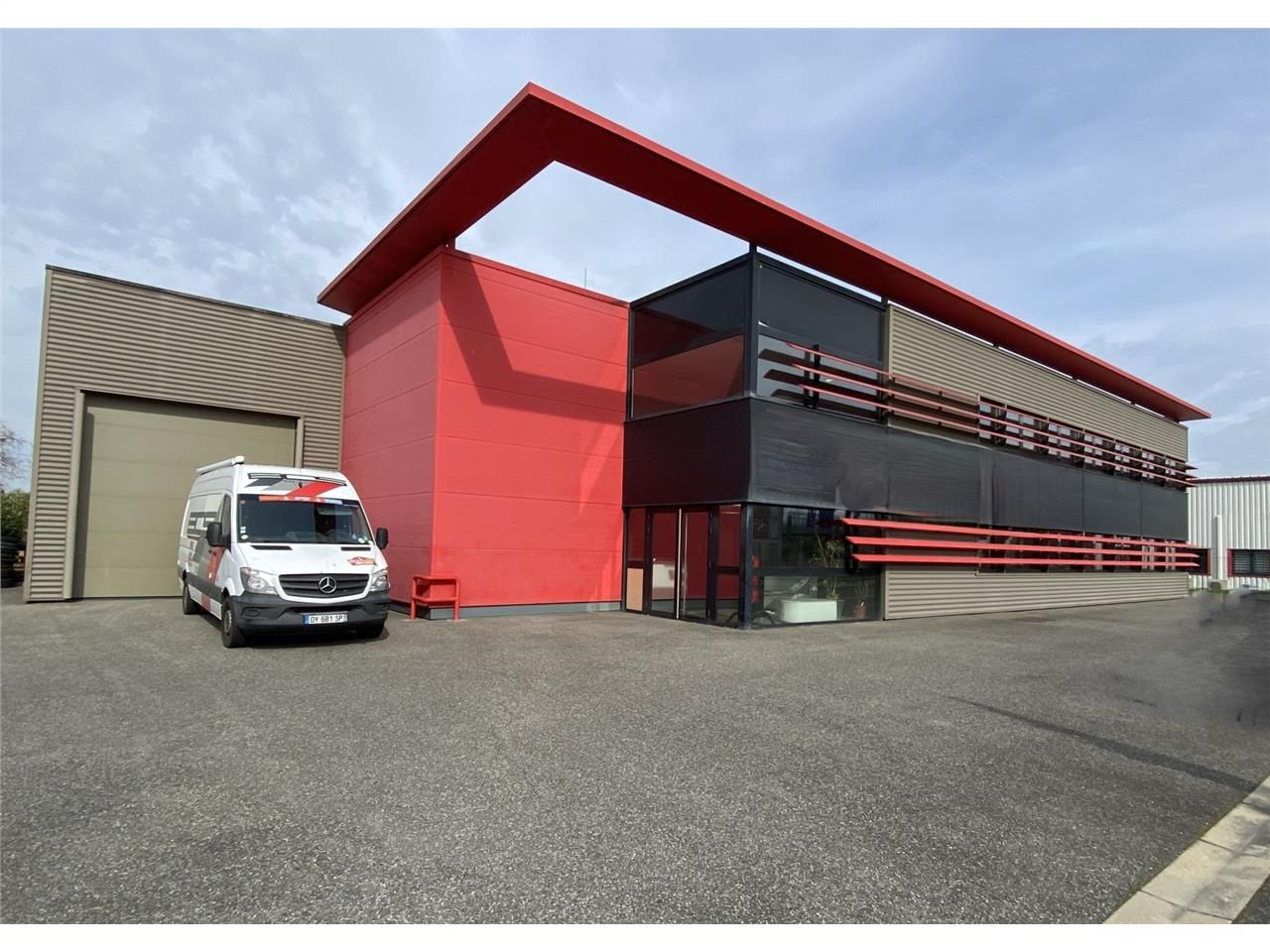 Ensemble de deux bâtiments avec bureaux à louer e