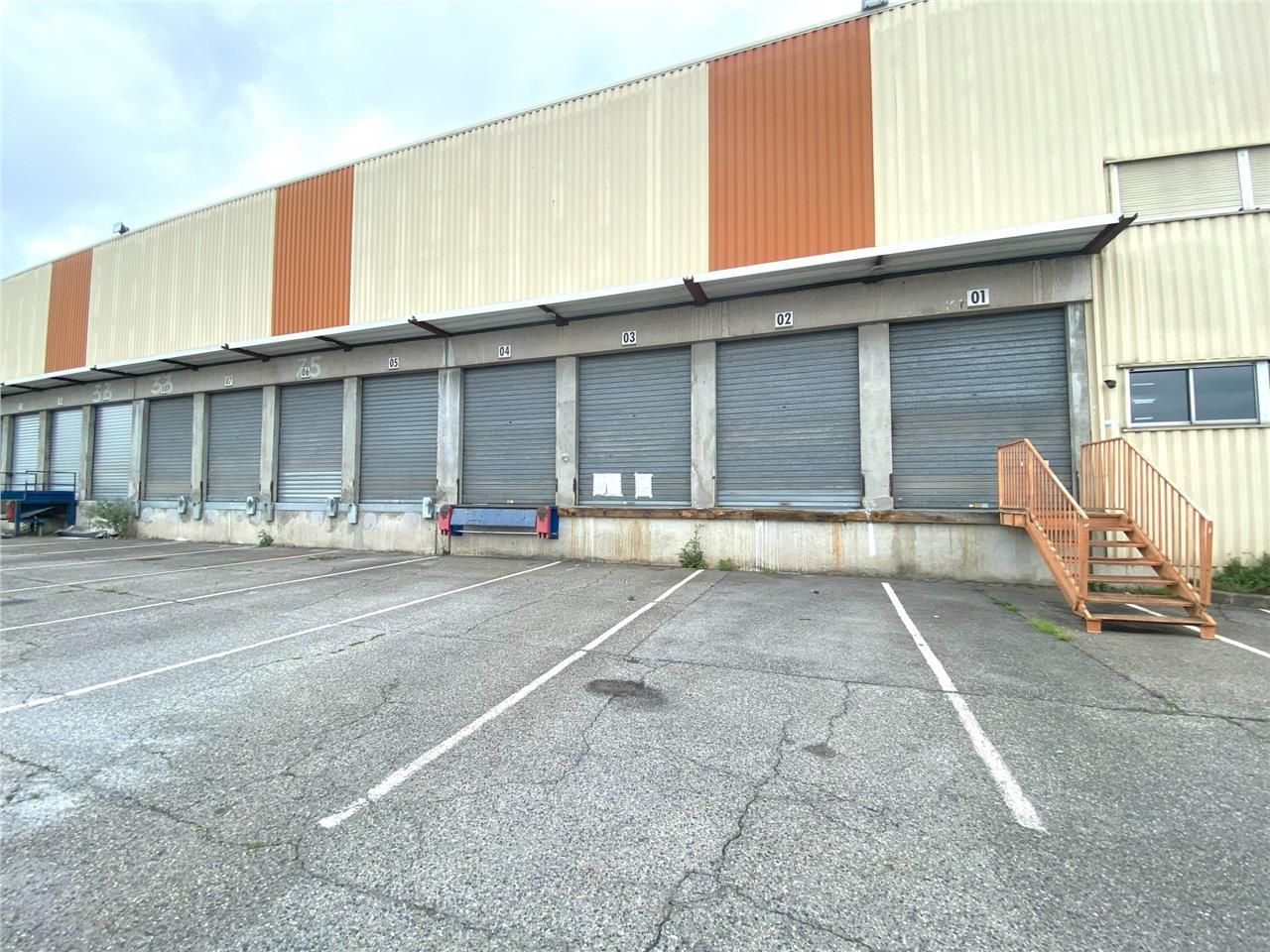 A louer bâtiment indépendant à quais sur terrain 