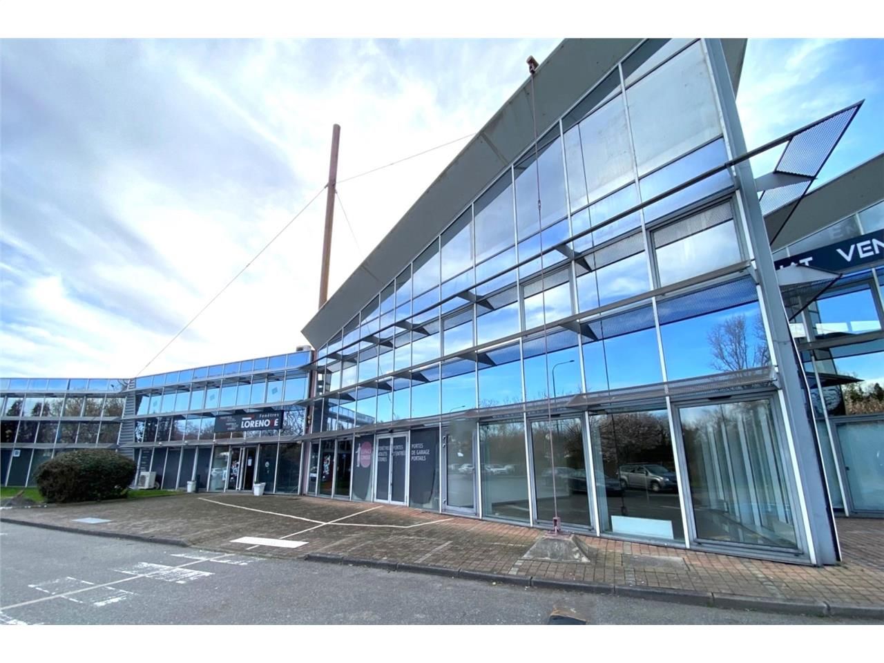 Locaux d'Activité et Bureaux à louer dans un ense