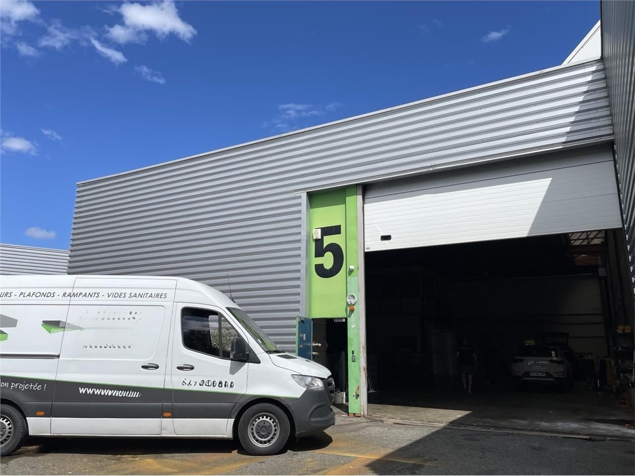 Locaux d'Activité et Bureaux à louer dans un ense