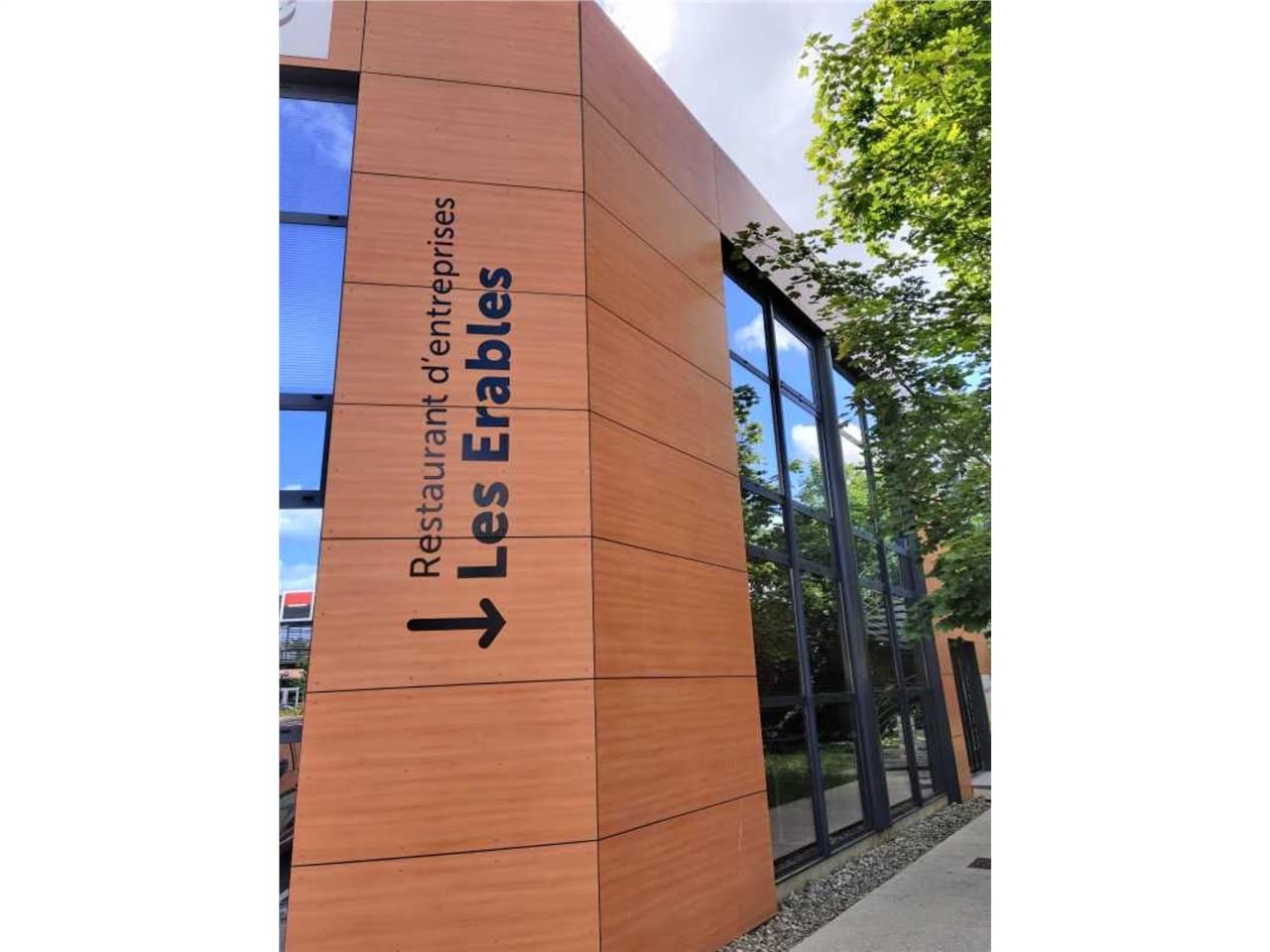 Bureaux à louer dans un immeuble indépendant à BA