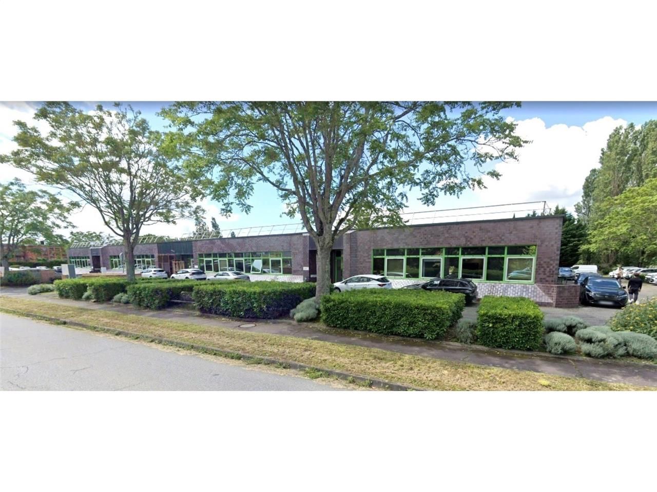 Dans un immeuble de plain-pied de 2 073 m² situé 