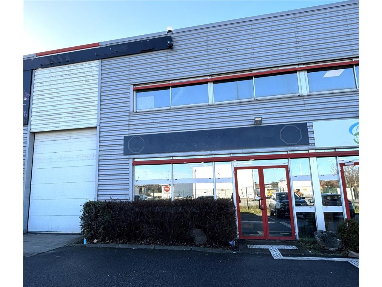 A louer, local d'activité avec bureaux dans la Zo