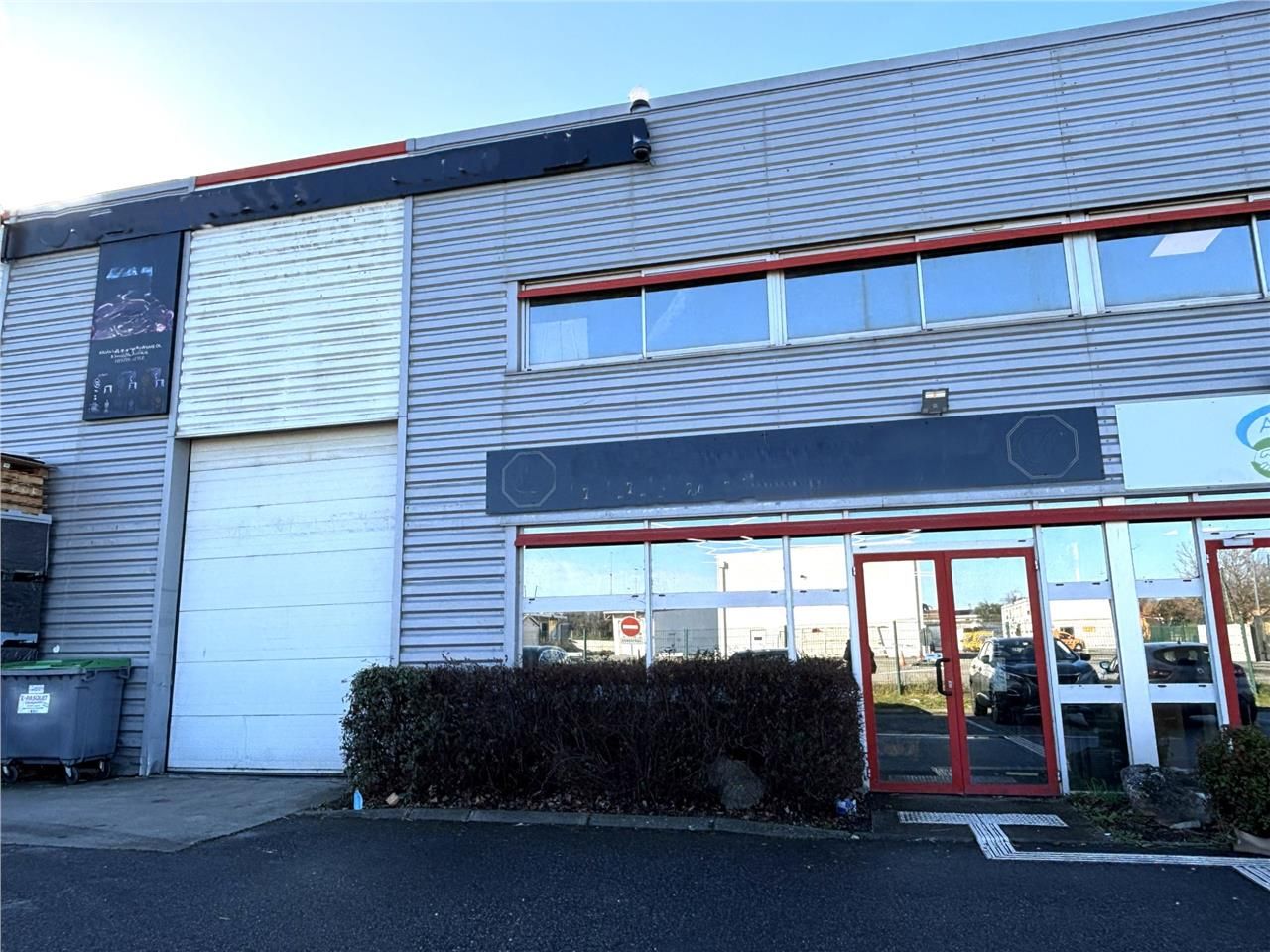 A louer, local d'activité avec bureaux dans la Zo