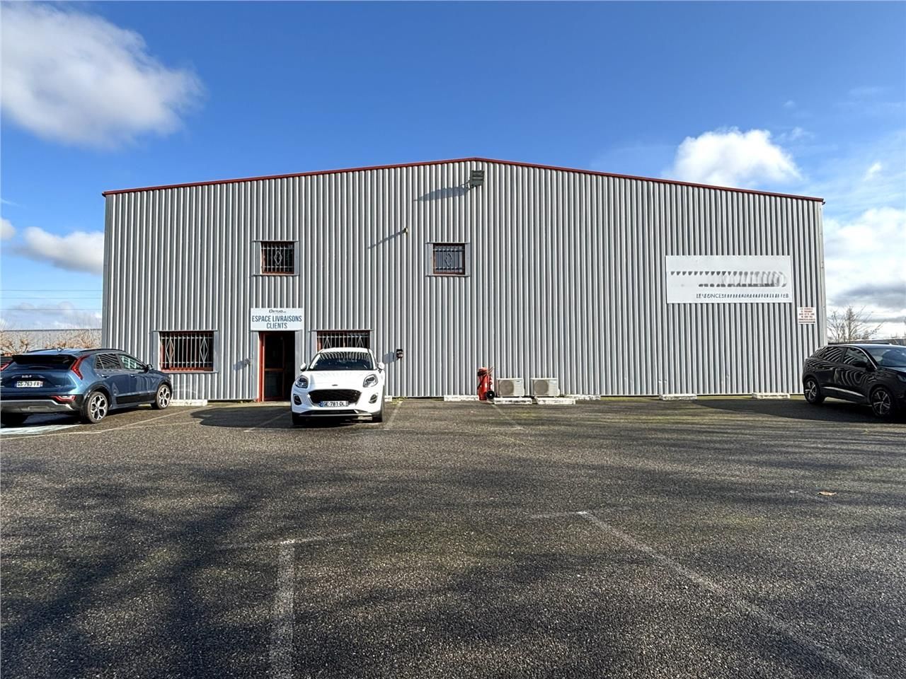 Local d'activité avec bureaux à louer à LESPINASS