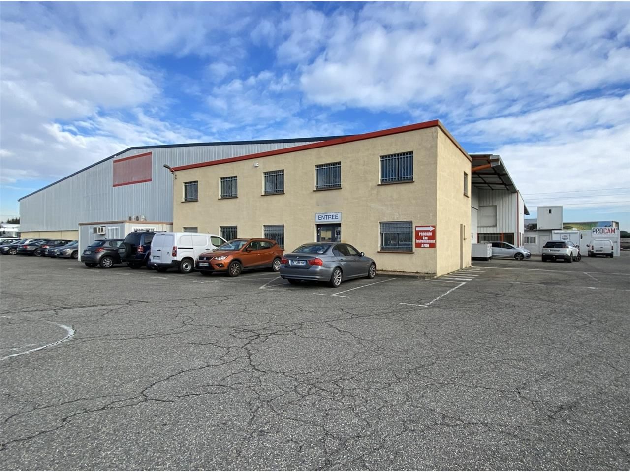 Local d'activité avec bureaux à louer à LESPINASS