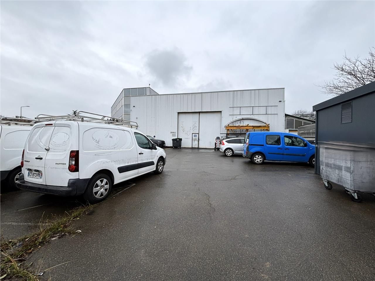 Local d'Activité à louer avec Bureaux dans la Zon