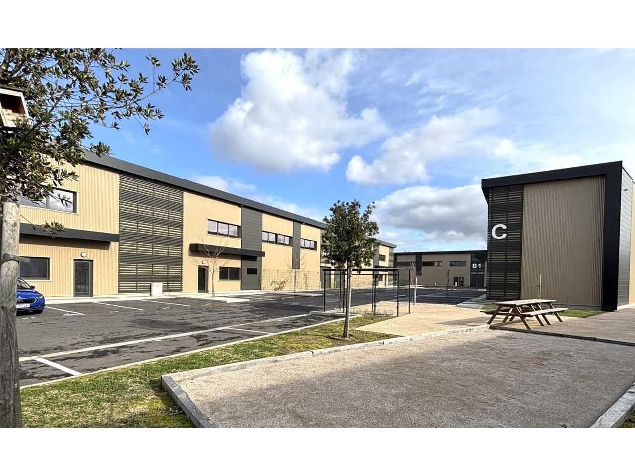 Locaux d'activités neufs à louer, situé au nord-e