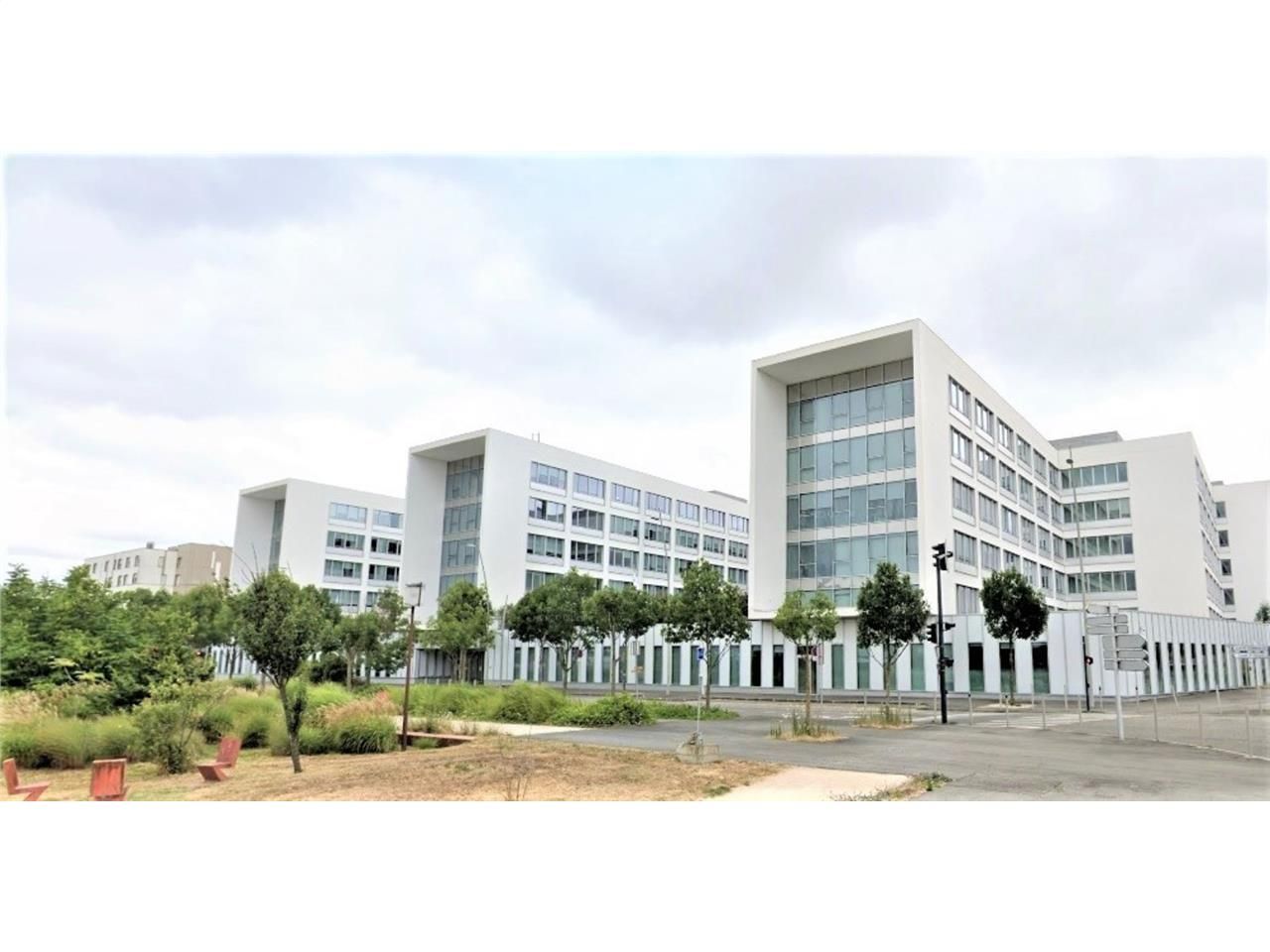 Plateaux de bureaux à louer  "Plug & Play " situé