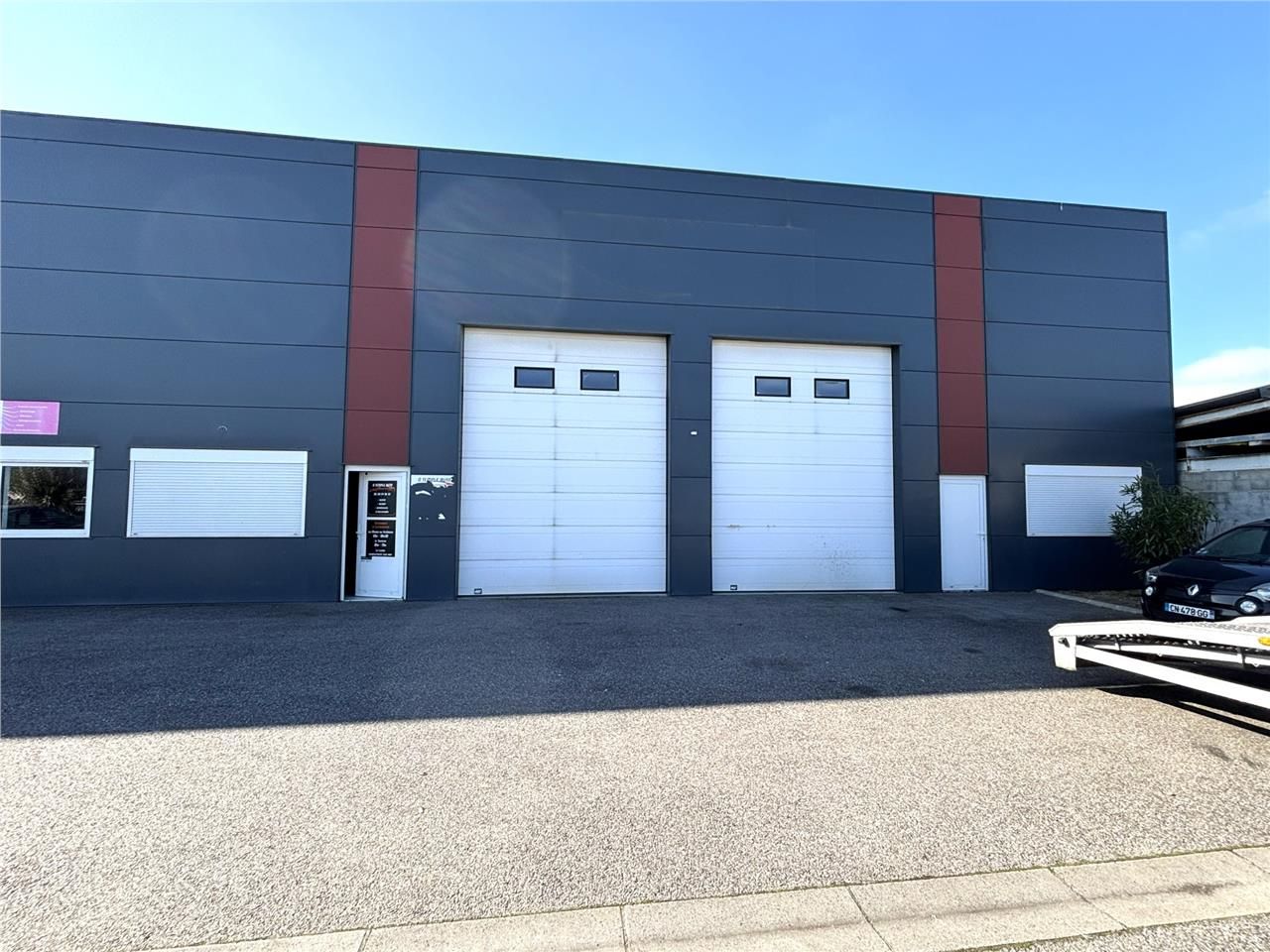 A louer, locaux d'activité disponibles ensemble o