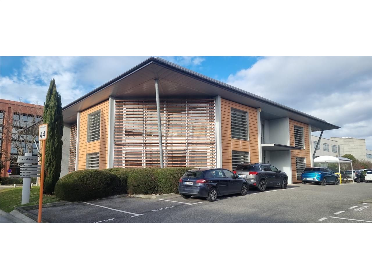 Immeuble de bureaux récent à vendre en R+1 sur un