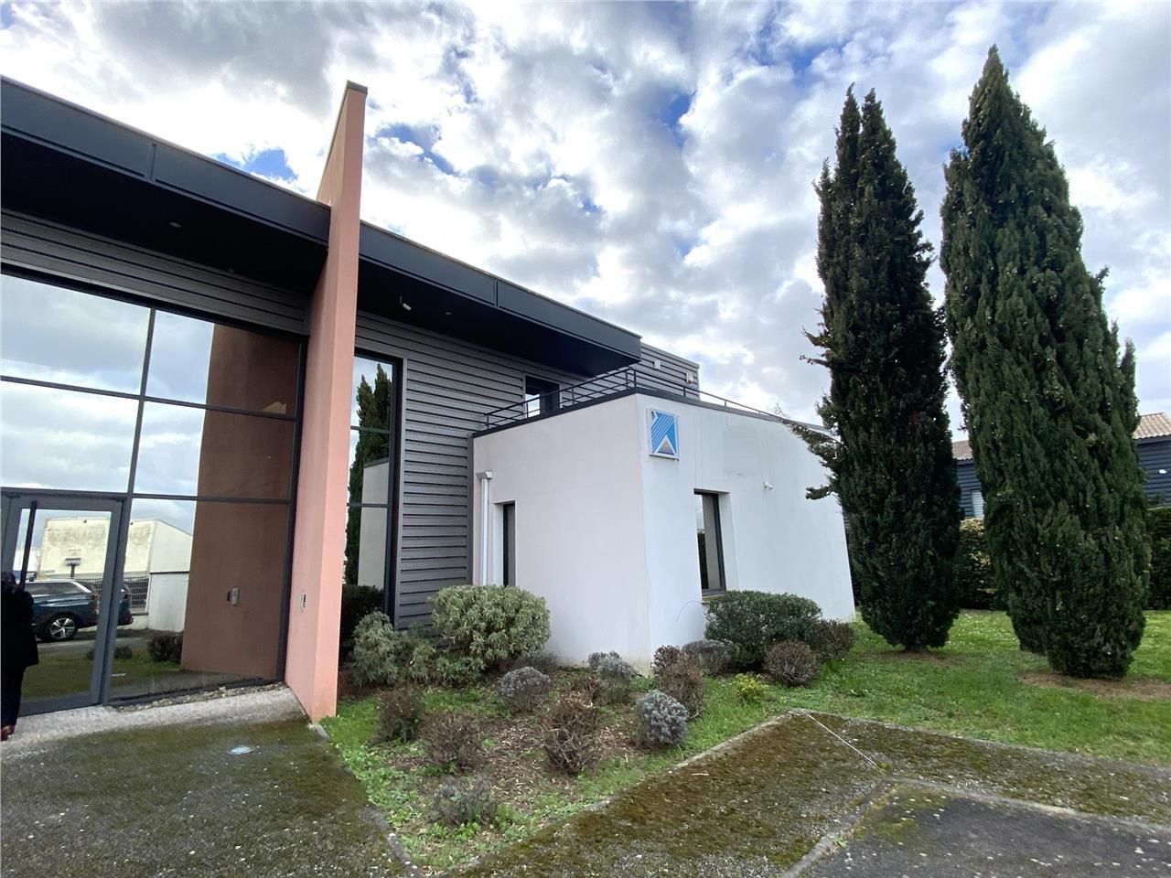 Bureaux à vendre ou à louer dans un bâtiment indé