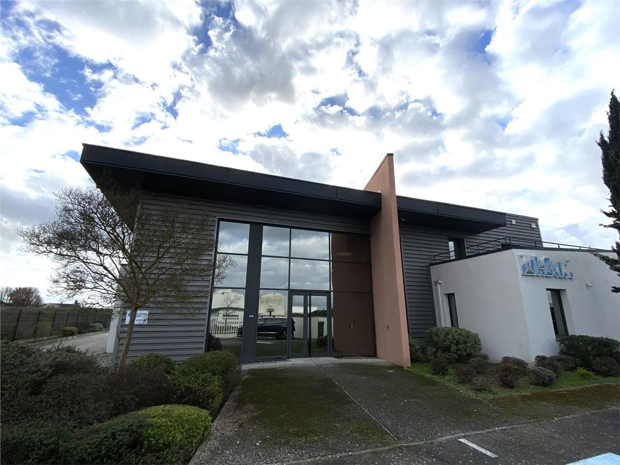 Bureaux à vendre ou à louer dans un bâtiment indé