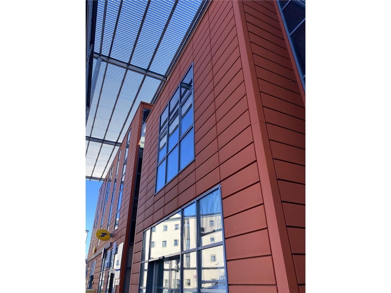 Bureaux à louer dans une zone commerciale située 