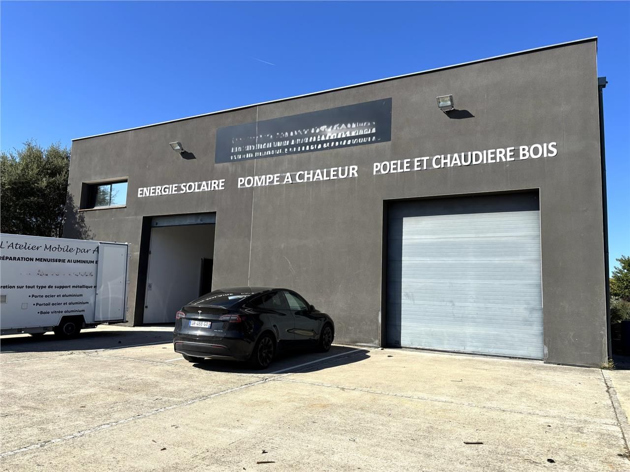 À vendre ou à louer, bâtiment d'activité avec bur