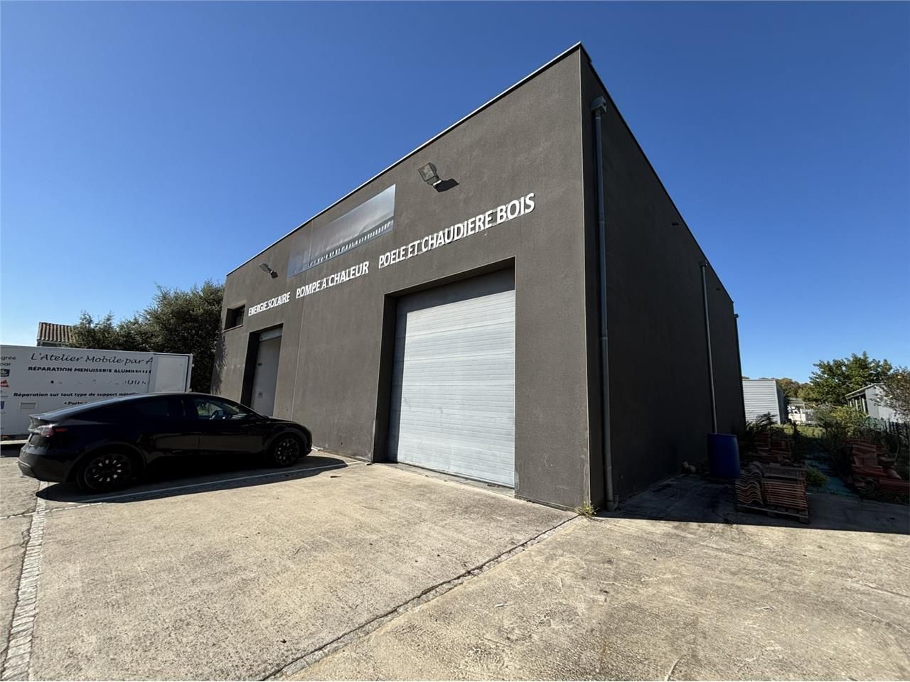 À vendre ou à louer, bâtiment d'activité avec bur