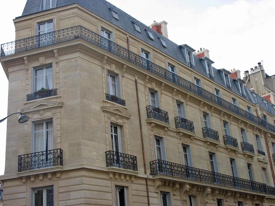 Au sein d'un magnifique immeuble haussmannien sit