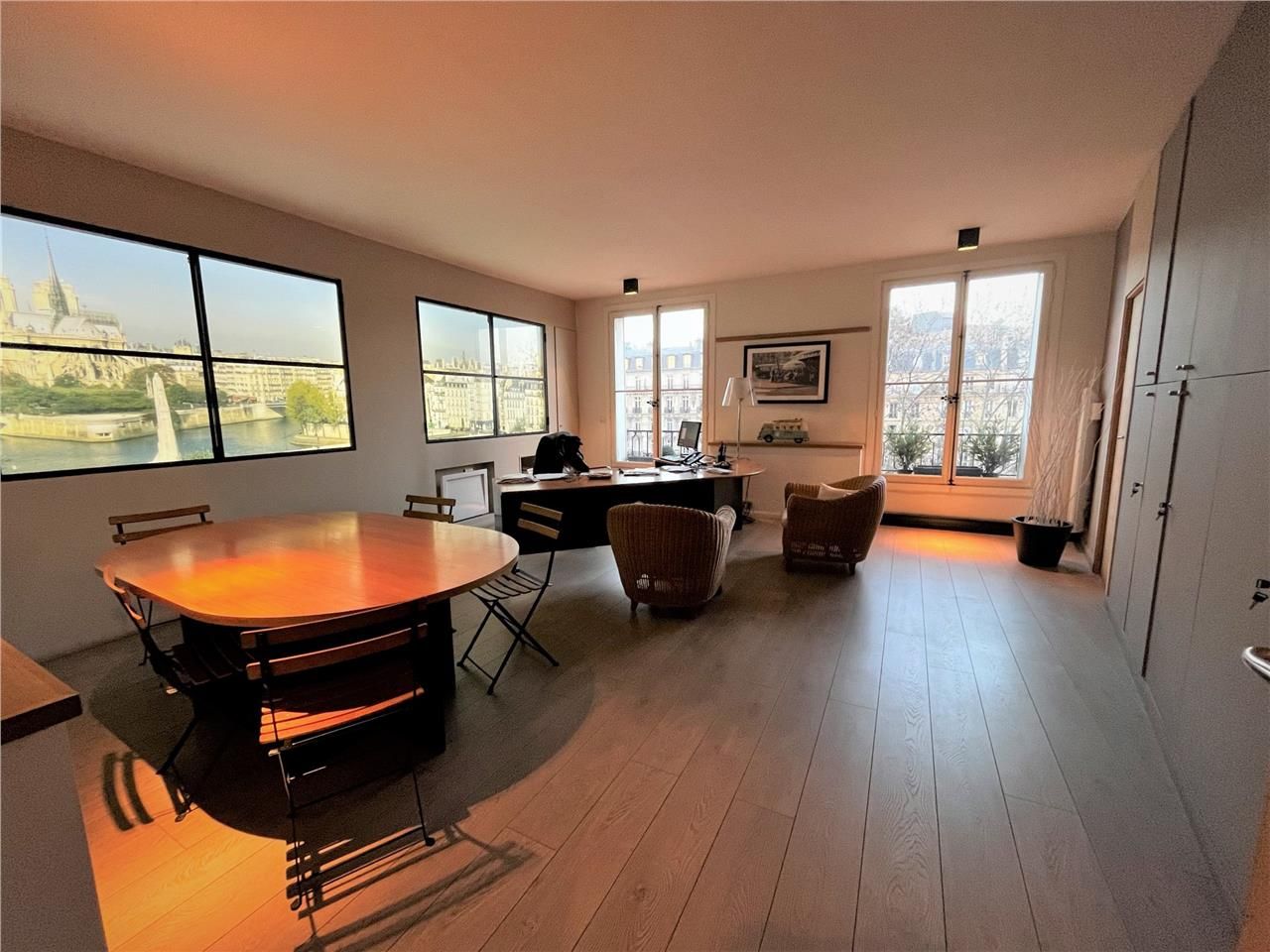 Au pied de l'Etoile, idéalement située, CBRE vous