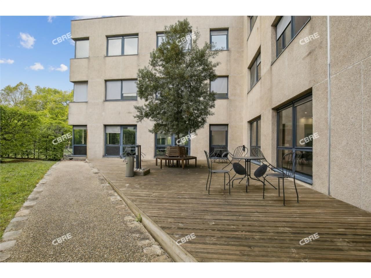 Idéalement situé à l'intersection de l'A86 et de 