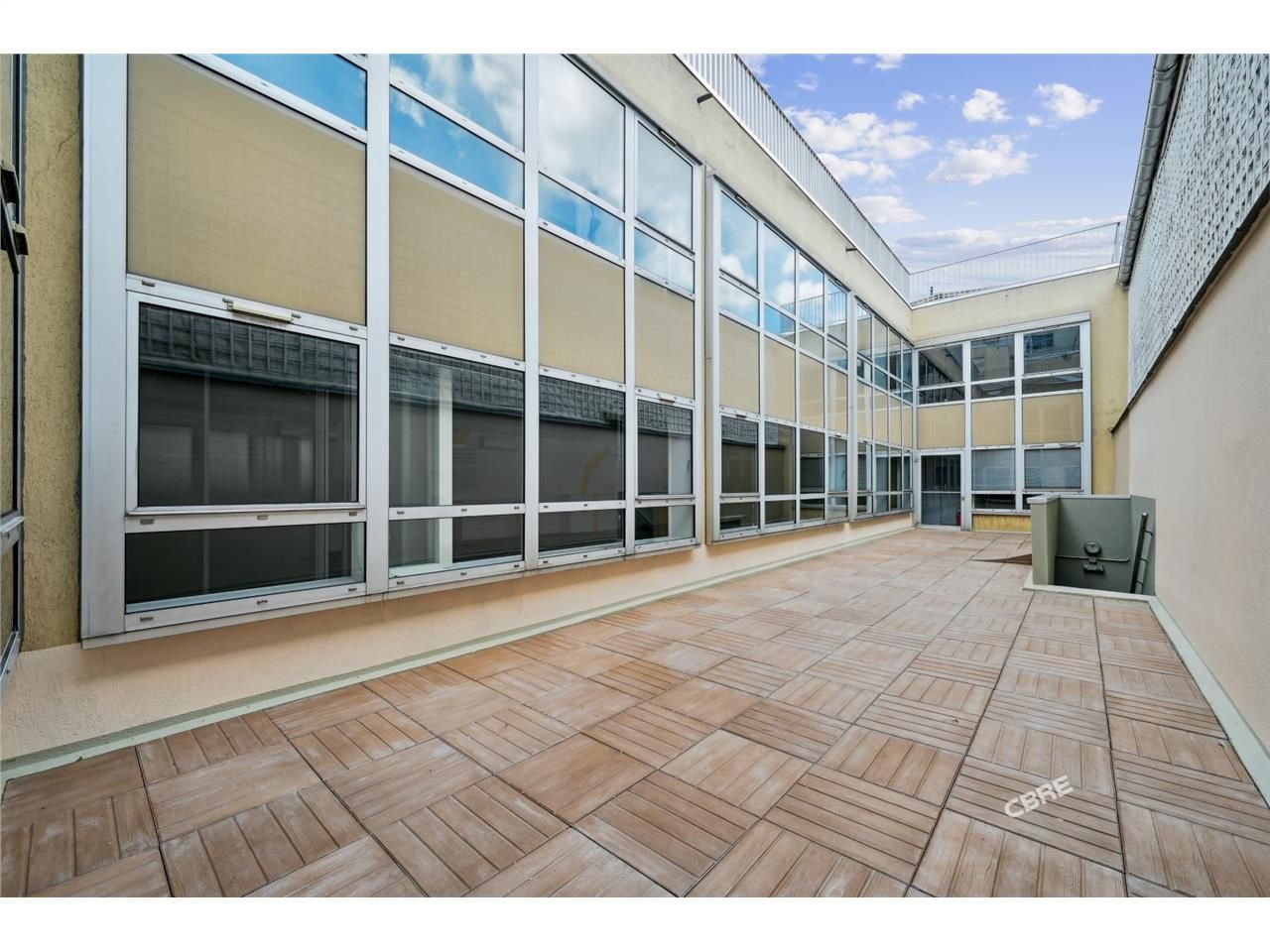 Bureaux lumineux avec plusieurs extérieurs dont u