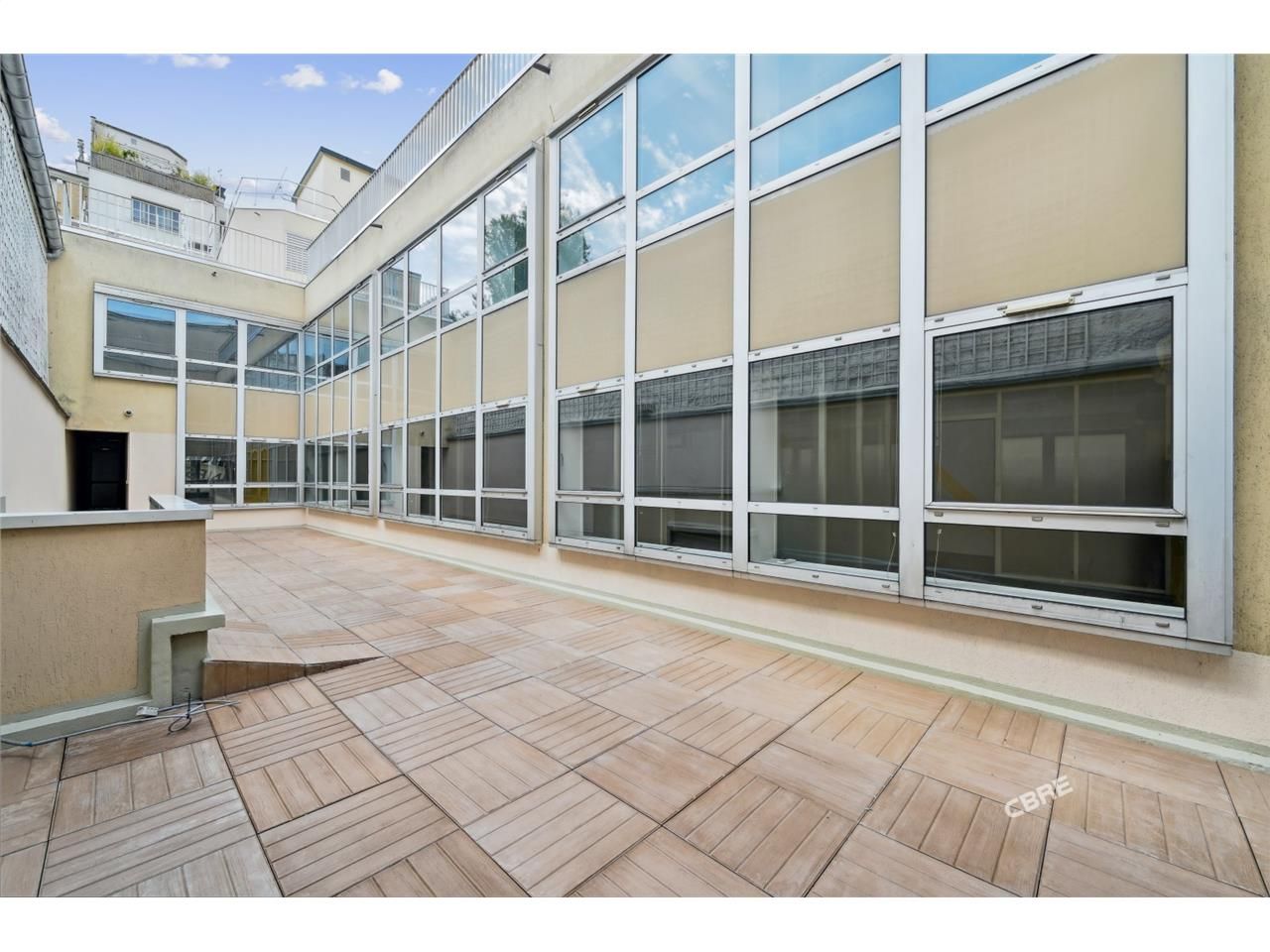 Bureaux lumineux avec plusieurs extérieurs dont u